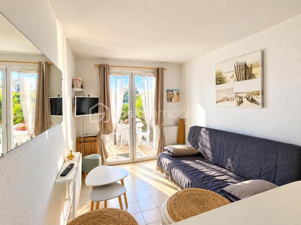 Un pied-à-terre en bord de mer ou un investissement locatif à découvrir !

Situé sur la corniche de Saint-Hilaire-de-Riez, ce studio meublé et entièrement équipé d’environ 18 m² bénéficie d’un véritable atout : une terrasse de 11 m², partiellement abritée, idéale pour profiter de l’extérieur dans un cadre agréable, à deux pas de l’océan.

Bien entretenu, ce studio propose un agencement fonctionnel qui optimise chaque mètre carré.
Dès l’entrée, vous découvrirez un placard de rangement et des aménagements astucieux permettant de profiter pleinement de l’espace.
La pièce de vie, lumineuse et agréable, s’ouvre sur la terrasse avec une vue dégagée et sans vis-à-vis direct. Un prolongement extérieur particulièrement appréciable pour les repas, les moments de détente ou les séjours en bord de mer.
La cuisine, aménagée et équipée en 2020, complète cet espace de vie optimisé. La salle d’eau avec WC rénovée en 2021 complète l’ensemble. 
Le double vitrage apporte un confort supplémentaire,

LES ATOUTS QUI FONT LA DIFFÉRENCE
•	Une terrasse de 11 m², partiellement abritée, pour profiter de l’extérieur.
•	Une vue dégagée, sans vis-à-vis direct.
•	Un studio meublé et entièrement équipé, prêt à être utilisé.
•	Un agencement optimisé, avec des rangements pratiques.
•	Une cuisine aménagée et équipée, installée en 2020.
•	Une Salle de bain rénovée en 2021
•	Le double vitrage, pour davantage de confort.
•	De faibles charges de copropriété, pour maîtriser les dépenses.
•	Une résidence sécurisée, dont le ravalement a été réalisé en 2025.
•	Du stationnement gratuit à proximité

UN EMPLACEMENT PRIVILÉGIÉ SUR LA CORNICHE
Profitez pleinement de la vie en bord de mer, dans un secteur apprécié pour son environnement et sa proximité avec les plages.
À pied ou à vélo, vous accédez facilement aux commerces, restaurants et services de la corniche. Le secteur dispose également d’un Super U, d’une pharmacie, de services de santé et d’un cinéma.

Les amateurs de mer et de promenades apprécieront particulièrement la proximité des plages :
•	Accès direct aux criques de sable.
•	Plage des Bussoleries : environ 5 minutes à pied.
•	Plage des 5 Pineaux : environ 10 minutes à pied.

Un emplacement idéal pour profiter des plaisirs du littoral, se ressourcer le temps d’un week-end ou envisager un investissement dans un secteur recherché.
Un studio fonctionnel, une terrasse généreuse et un emplacement privilégié : une opportunité à découvrir sur la corniche de Saint-Hilaire-de-Riez !
Contactez-moi pour obtenir davantage d’informations ou organiser une visite.