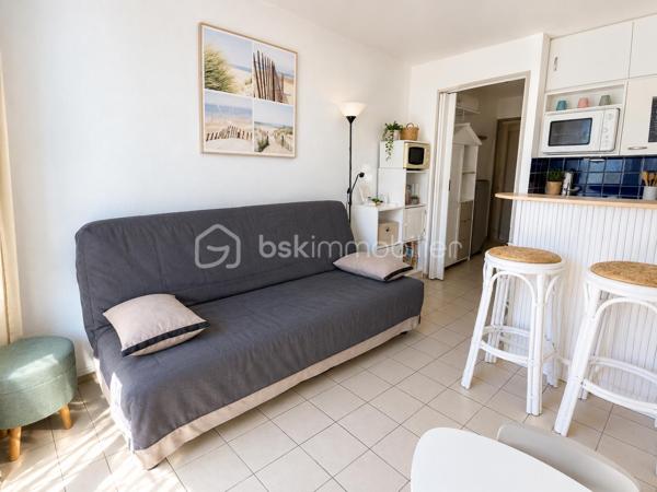 Un pied-à-terre en bord de mer ou un investissement locatif à découvrir !

Situé sur la corniche de Saint-Hilaire-de-Riez, ce studio meublé et entièrement équipé d’environ 18 m² bénéficie d’un véritable atout : une terrasse de 11 m², partiellement abritée, idéale pour profiter de l’extérieur dans un cadre agréable, à deux pas de l’océan.

Bien entretenu, ce studio propose un agencement fonctionnel qui optimise chaque mètre carré.
Dès l’entrée, vous découvrirez un placard de rangement et des aménagements astucieux permettant de profiter pleinement de l’espace.
La pièce de vie, lumineuse et agréable, s’ouvre sur la terrasse avec une vue dégagée et sans vis-à-vis direct. Un prolongement extérieur particulièrement appréciable pour les repas, les moments de détente ou les séjours en bord de mer.
La cuisine, aménagée et équipée en 2020, complète cet espace de vie optimisé. La salle d’eau avec WC rénovée en 2021 complète l’ensemble. 
Le double vitrage apporte un confort supplémentaire,

LES ATOUTS QUI FONT LA DIFFÉRENCE
•	Une terrasse de 11 m², partiellement abritée, pour profiter de l’extérieur.
•	Une vue dégagée, sans vis-à-vis direct.
•	Un studio meublé et entièrement équipé, prêt à être utilisé.
•	Un agencement optimisé, avec des rangements pratiques.
•	Une cuisine aménagée et équipée, installée en 2020.
•	Une Salle de bain rénovée en 2021
•	Le double vitrage, pour davantage de confort.
•	De faibles charges de copropriété, pour maîtriser les dépenses.
•	Une résidence sécurisée, dont le ravalement a été réalisé en 2025.
•	Du stationnement gratuit à proximité

UN EMPLACEMENT PRIVILÉGIÉ SUR LA CORNICHE
Profitez pleinement de la vie en bord de mer, dans un secteur apprécié pour son environnement et sa proximité avec les plages.
À pied ou à vélo, vous accédez facilement aux commerces, restaurants et services de la corniche. Le secteur dispose également d’un Super U, d’une pharmacie, de services de santé et d’un cinéma.

Les amateurs de mer et de promenades apprécieront particulièrement la proximité des plages :
•	Accès direct aux criques de sable.
•	Plage des Bussoleries : environ 5 minutes à pied.
•	Plage des 5 Pineaux : environ 10 minutes à pied.

Un emplacement idéal pour profiter des plaisirs du littoral, se ressourcer le temps d’un week-end ou envisager un investissement dans un secteur recherché.
Un studio fonctionnel, une terrasse généreuse et un emplacement privilégié : une opportunité à découvrir sur la corniche de Saint-Hilaire-de-Riez !
Contactez-moi pour obtenir davantage d’informations ou organiser une visite.