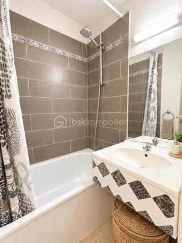 Un pied-à-terre en bord de mer ou un investissement locatif à découvrir !

Situé sur la corniche de Saint-Hilaire-de-Riez, ce studio meublé et entièrement équipé d’environ 18 m² bénéficie d’un véritable atout : une terrasse de 11 m², partiellement abritée, idéale pour profiter de l’extérieur dans un cadre agréable, à deux pas de l’océan.

Bien entretenu, ce studio propose un agencement fonctionnel qui optimise chaque mètre carré.
Dès l’entrée, vous découvrirez un placard de rangement et des aménagements astucieux permettant de profiter pleinement de l’espace.
La pièce de vie, lumineuse et agréable, s’ouvre sur la terrasse avec une vue dégagée et sans vis-à-vis direct. Un prolongement extérieur particulièrement appréciable pour les repas, les moments de détente ou les séjours en bord de mer.
La cuisine, aménagée et équipée en 2020, complète cet espace de vie optimisé. La salle d’eau avec WC rénovée en 2021 complète l’ensemble. 
Le double vitrage apporte un confort supplémentaire,

LES ATOUTS QUI FONT LA DIFFÉRENCE
•	Une terrasse de 11 m², partiellement abritée, pour profiter de l’extérieur.
•	Une vue dégagée, sans vis-à-vis direct.
•	Un studio meublé et entièrement équipé, prêt à être utilisé.
•	Un agencement optimisé, avec des rangements pratiques.
•	Une cuisine aménagée et équipée, installée en 2020.
•	Une Salle de bain rénovée en 2021
•	Le double vitrage, pour davantage de confort.
•	De faibles charges de copropriété, pour maîtriser les dépenses.
•	Une résidence sécurisée, dont le ravalement a été réalisé en 2025.
•	Du stationnement gratuit à proximité

UN EMPLACEMENT PRIVILÉGIÉ SUR LA CORNICHE
Profitez pleinement de la vie en bord de mer, dans un secteur apprécié pour son environnement et sa proximité avec les plages.
À pied ou à vélo, vous accédez facilement aux commerces, restaurants et services de la corniche. Le secteur dispose également d’un Super U, d’une pharmacie, de services de santé et d’un cinéma.

Les amateurs de mer et de promenades apprécieront particulièrement la proximité des plages :
•	Accès direct aux criques de sable.
•	Plage des Bussoleries : environ 5 minutes à pied.
•	Plage des 5 Pineaux : environ 10 minutes à pied.

Un emplacement idéal pour profiter des plaisirs du littoral, se ressourcer le temps d’un week-end ou envisager un investissement dans un secteur recherché.
Un studio fonctionnel, une terrasse généreuse et un emplacement privilégié : une opportunité à découvrir sur la corniche de Saint-Hilaire-de-Riez !
Contactez-moi pour obtenir davantage d’informations ou organiser une visite.