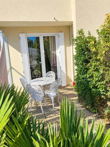 Un pied-à-terre en bord de mer ou un investissement locatif à découvrir !

Situé sur la corniche de Saint-Hilaire-de-Riez, ce studio meublé et entièrement équipé d’environ 18 m² bénéficie d’un véritable atout : une terrasse de 11 m², partiellement abritée, idéale pour profiter de l’extérieur dans un cadre agréable, à deux pas de l’océan.

Bien entretenu, ce studio propose un agencement fonctionnel qui optimise chaque mètre carré.
Dès l’entrée, vous découvrirez un placard de rangement et des aménagements astucieux permettant de profiter pleinement de l’espace.
La pièce de vie, lumineuse et agréable, s’ouvre sur la terrasse avec une vue dégagée et sans vis-à-vis direct. Un prolongement extérieur particulièrement appréciable pour les repas, les moments de détente ou les séjours en bord de mer.
La cuisine, aménagée et équipée en 2020, complète cet espace de vie optimisé. La salle d’eau avec WC rénovée en 2021 complète l’ensemble. 
Le double vitrage apporte un confort supplémentaire,

LES ATOUTS QUI FONT LA DIFFÉRENCE
•	Une terrasse de 11 m², partiellement abritée, pour profiter de l’extérieur.
•	Une vue dégagée, sans vis-à-vis direct.
•	Un studio meublé et entièrement équipé, prêt à être utilisé.
•	Un agencement optimisé, avec des rangements pratiques.
•	Une cuisine aménagée et équipée, installée en 2020.
•	Une Salle de bain rénovée en 2021
•	Le double vitrage, pour davantage de confort.
•	De faibles charges de copropriété, pour maîtriser les dépenses.
•	Une résidence sécurisée, dont le ravalement a été réalisé en 2025.
•	Du stationnement gratuit à proximité

UN EMPLACEMENT PRIVILÉGIÉ SUR LA CORNICHE
Profitez pleinement de la vie en bord de mer, dans un secteur apprécié pour son environnement et sa proximité avec les plages.
À pied ou à vélo, vous accédez facilement aux commerces, restaurants et services de la corniche. Le secteur dispose également d’un Super U, d’une pharmacie, de services de santé et d’un cinéma.

Les amateurs de mer et de promenades apprécieront particulièrement la proximité des plages :
•	Accès direct aux criques de sable.
•	Plage des Bussoleries : environ 5 minutes à pied.
•	Plage des 5 Pineaux : environ 10 minutes à pied.

Un emplacement idéal pour profiter des plaisirs du littoral, se ressourcer le temps d’un week-end ou envisager un investissement dans un secteur recherché.
Un studio fonctionnel, une terrasse généreuse et un emplacement privilégié : une opportunité à découvrir sur la corniche de Saint-Hilaire-de-Riez !
Contactez-moi pour obtenir davantage d’informations ou organiser une visite.