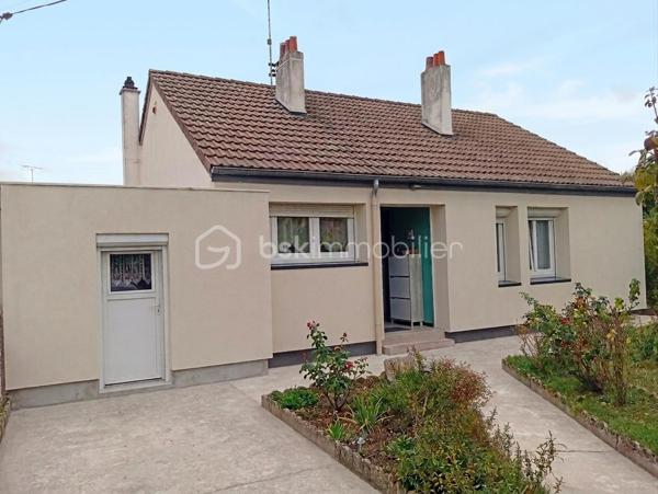Installez-vous sans attendre dans cette maison de plain-pied entièrement rénovée et soigneusement entretenue, aucun travail n'est à prévoir ! Conçue pour offrir un confort de vie idéal au quotidien, elle dispose de beaux volumes et de 4 chambres.

L'espace de vie :
Une entrée menant à un séjour baigné de lumière grâce à sa grande baie vitrée.
Une belle cuisine ouverte entièrement équipée.

Les espaces nuit et annexes :
Côté gauche : Un couloir dessert 3 belles chambres, une salle d'eau rénovée avec douche, ainsi que des WC séparés.
Côté droit : Une 4ème pièce (utilisée aujourd'hui en salle de jeux) ainsi qu'une grande buanderie très pratique.

Les extérieurs & potentiels :
Profitez pleinement des beaux jours grâce à la terrasse et au jardin arboré. Une dépendance.

Grenier aménageable offrant un beau potentiel d'agrandissement selon vos projets.

Un bien particulièrement économe et performant :
- Isolation thermique par l'extérieur (ITE)
- Chauffage par pompe à chaleur
-  Panneaux solaires
- Fenêtres double vitrage & volets roulants électriques

Maison extrêmement économe en énergie et habitable immédiatement.