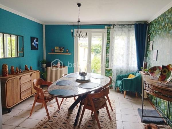 Installez-vous sans attendre dans cette maison de plain-pied entièrement rénovée et soigneusement entretenue, aucun travail n'est à prévoir ! Conçue pour offrir un confort de vie idéal au quotidien, elle dispose de beaux volumes et de 4 chambres.

L'espace de vie :
Une entrée menant à un séjour baigné de lumière grâce à sa grande baie vitrée.
Une belle cuisine ouverte entièrement équipée.

Les espaces nuit et annexes :
Côté gauche : Un couloir dessert 3 belles chambres, une salle d'eau rénovée avec douche, ainsi que des WC séparés.
Côté droit : Une 4ème pièce (utilisée aujourd'hui en salle de jeux) ainsi qu'une grande buanderie très pratique.

Les extérieurs & potentiels :
Profitez pleinement des beaux jours grâce à la terrasse et au jardin arboré. Une dépendance.

Grenier aménageable offrant un beau potentiel d'agrandissement selon vos projets.

Un bien particulièrement économe et performant :
- Isolation thermique par l'extérieur (ITE)
- Chauffage par pompe à chaleur
-  Panneaux solaires
- Fenêtres double vitrage & volets roulants électriques

Maison extrêmement économe en énergie et habitable immédiatement.