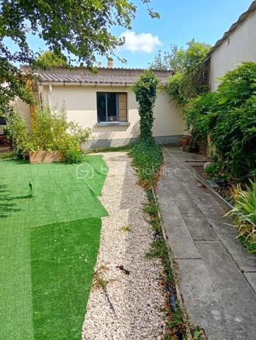 Installez-vous sans attendre dans cette maison de plain-pied entièrement rénovée et soigneusement entretenue, aucun travail n'est à prévoir ! Conçue pour offrir un confort de vie idéal au quotidien, elle dispose de beaux volumes et de 4 chambres.

L'espace de vie :
Une entrée menant à un séjour baigné de lumière grâce à sa grande baie vitrée.
Une belle cuisine ouverte entièrement équipée.

Les espaces nuit et annexes :
Côté gauche : Un couloir dessert 3 belles chambres, une salle d'eau rénovée avec douche, ainsi que des WC séparés.
Côté droit : Une 4ème pièce (utilisée aujourd'hui en salle de jeux) ainsi qu'une grande buanderie très pratique.

Les extérieurs & potentiels :
Profitez pleinement des beaux jours grâce à la terrasse et au jardin arboré. Une dépendance.

Grenier aménageable offrant un beau potentiel d'agrandissement selon vos projets.

Un bien particulièrement économe et performant :
- Isolation thermique par l'extérieur (ITE)
- Chauffage par pompe à chaleur
-  Panneaux solaires
- Fenêtres double vitrage & volets roulants électriques

Maison extrêmement économe en énergie et habitable immédiatement.