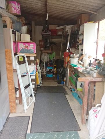 Installez-vous sans attendre dans cette maison de plain-pied entièrement rénovée et soigneusement entretenue, aucun travail n'est à prévoir ! Conçue pour offrir un confort de vie idéal au quotidien, elle dispose de beaux volumes et de 4 chambres.

L'espace de vie :
Une entrée menant à un séjour baigné de lumière grâce à sa grande baie vitrée.
Une belle cuisine ouverte entièrement équipée.

Les espaces nuit et annexes :
Côté gauche : Un couloir dessert 3 belles chambres, une salle d'eau rénovée avec douche, ainsi que des WC séparés.
Côté droit : Une 4ème pièce (utilisée aujourd'hui en salle de jeux) ainsi qu'une grande buanderie très pratique.

Les extérieurs & potentiels :
Profitez pleinement des beaux jours grâce à la terrasse et au jardin arboré. Une dépendance.

Grenier aménageable offrant un beau potentiel d'agrandissement selon vos projets.

Un bien particulièrement économe et performant :
- Isolation thermique par l'extérieur (ITE)
- Chauffage par pompe à chaleur
-  Panneaux solaires
- Fenêtres double vitrage & volets roulants électriques

Maison extrêmement économe en énergie et habitable immédiatement.