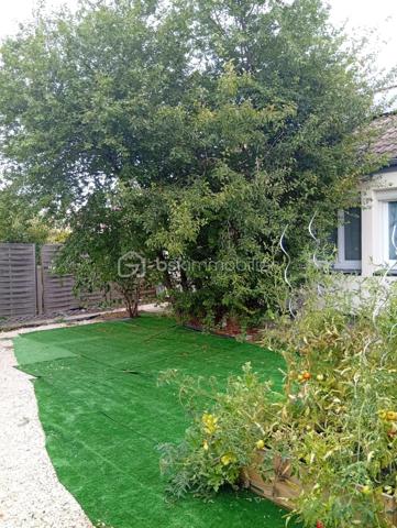 Installez-vous sans attendre dans cette maison de plain-pied entièrement rénovée et soigneusement entretenue, aucun travail n'est à prévoir ! Conçue pour offrir un confort de vie idéal au quotidien, elle dispose de beaux volumes et de 4 chambres.

L'espace de vie :
Une entrée menant à un séjour baigné de lumière grâce à sa grande baie vitrée.
Une belle cuisine ouverte entièrement équipée.

Les espaces nuit et annexes :
Côté gauche : Un couloir dessert 3 belles chambres, une salle d'eau rénovée avec douche, ainsi que des WC séparés.
Côté droit : Une 4ème pièce (utilisée aujourd'hui en salle de jeux) ainsi qu'une grande buanderie très pratique.

Les extérieurs & potentiels :
Profitez pleinement des beaux jours grâce à la terrasse et au jardin arboré. Une dépendance.

Grenier aménageable offrant un beau potentiel d'agrandissement selon vos projets.

Un bien particulièrement économe et performant :
- Isolation thermique par l'extérieur (ITE)
- Chauffage par pompe à chaleur
-  Panneaux solaires
- Fenêtres double vitrage & volets roulants électriques

Maison extrêmement économe en énergie et habitable immédiatement.