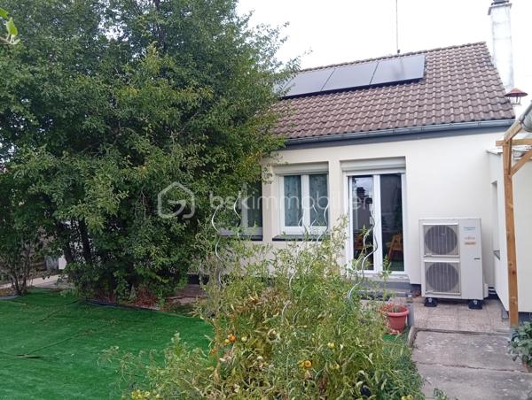 Installez-vous sans attendre dans cette maison de plain-pied entièrement rénovée et soigneusement entretenue, aucun travail n'est à prévoir ! Conçue pour offrir un confort de vie idéal au quotidien, elle dispose de beaux volumes et de 4 chambres.

L'espace de vie :
Une entrée menant à un séjour baigné de lumière grâce à sa grande baie vitrée.
Une belle cuisine ouverte entièrement équipée.

Les espaces nuit et annexes :
Côté gauche : Un couloir dessert 3 belles chambres, une salle d'eau rénovée avec douche, ainsi que des WC séparés.
Côté droit : Une 4ème pièce (utilisée aujourd'hui en salle de jeux) ainsi qu'une grande buanderie très pratique.

Les extérieurs & potentiels :
Profitez pleinement des beaux jours grâce à la terrasse et au jardin arboré. Une dépendance.

Grenier aménageable offrant un beau potentiel d'agrandissement selon vos projets.

Un bien particulièrement économe et performant :
- Isolation thermique par l'extérieur (ITE)
- Chauffage par pompe à chaleur
-  Panneaux solaires
- Fenêtres double vitrage & volets roulants électriques

Maison extrêmement économe en énergie et habitable immédiatement.