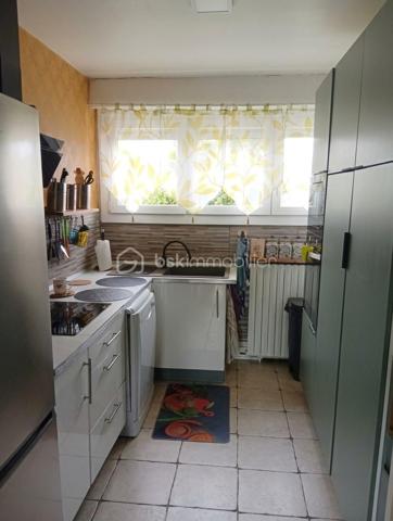 Installez-vous sans attendre dans cette maison de plain-pied entièrement rénovée et soigneusement entretenue, aucun travail n'est à prévoir ! Conçue pour offrir un confort de vie idéal au quotidien, elle dispose de beaux volumes et de 4 chambres.

L'espace de vie :
Une entrée menant à un séjour baigné de lumière grâce à sa grande baie vitrée.
Une belle cuisine ouverte entièrement équipée.

Les espaces nuit et annexes :
Côté gauche : Un couloir dessert 3 belles chambres, une salle d'eau rénovée avec douche, ainsi que des WC séparés.
Côté droit : Une 4ème pièce (utilisée aujourd'hui en salle de jeux) ainsi qu'une grande buanderie très pratique.

Les extérieurs & potentiels :
Profitez pleinement des beaux jours grâce à la terrasse et au jardin arboré. Une dépendance.

Grenier aménageable offrant un beau potentiel d'agrandissement selon vos projets.

Un bien particulièrement économe et performant :
- Isolation thermique par l'extérieur (ITE)
- Chauffage par pompe à chaleur
-  Panneaux solaires
- Fenêtres double vitrage & volets roulants électriques

Maison extrêmement économe en énergie et habitable immédiatement.