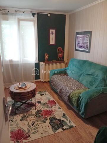Installez-vous sans attendre dans cette maison de plain-pied entièrement rénovée et soigneusement entretenue, aucun travail n'est à prévoir ! Conçue pour offrir un confort de vie idéal au quotidien, elle dispose de beaux volumes et de 4 chambres.

L'espace de vie :
Une entrée menant à un séjour baigné de lumière grâce à sa grande baie vitrée.
Une belle cuisine ouverte entièrement équipée.

Les espaces nuit et annexes :
Côté gauche : Un couloir dessert 3 belles chambres, une salle d'eau rénovée avec douche, ainsi que des WC séparés.
Côté droit : Une 4ème pièce (utilisée aujourd'hui en salle de jeux) ainsi qu'une grande buanderie très pratique.

Les extérieurs & potentiels :
Profitez pleinement des beaux jours grâce à la terrasse et au jardin arboré. Une dépendance.

Grenier aménageable offrant un beau potentiel d'agrandissement selon vos projets.

Un bien particulièrement économe et performant :
- Isolation thermique par l'extérieur (ITE)
- Chauffage par pompe à chaleur
-  Panneaux solaires
- Fenêtres double vitrage & volets roulants électriques

Maison extrêmement économe en énergie et habitable immédiatement.