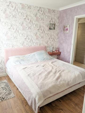 Installez-vous sans attendre dans cette maison de plain-pied entièrement rénovée et soigneusement entretenue, aucun travail n'est à prévoir ! Conçue pour offrir un confort de vie idéal au quotidien, elle dispose de beaux volumes et de 4 chambres.

L'espace de vie :
Une entrée menant à un séjour baigné de lumière grâce à sa grande baie vitrée.
Une belle cuisine ouverte entièrement équipée.

Les espaces nuit et annexes :
Côté gauche : Un couloir dessert 3 belles chambres, une salle d'eau rénovée avec douche, ainsi que des WC séparés.
Côté droit : Une 4ème pièce (utilisée aujourd'hui en salle de jeux) ainsi qu'une grande buanderie très pratique.

Les extérieurs & potentiels :
Profitez pleinement des beaux jours grâce à la terrasse et au jardin arboré. Une dépendance.

Grenier aménageable offrant un beau potentiel d'agrandissement selon vos projets.

Un bien particulièrement économe et performant :
- Isolation thermique par l'extérieur (ITE)
- Chauffage par pompe à chaleur
-  Panneaux solaires
- Fenêtres double vitrage & volets roulants électriques

Maison extrêmement économe en énergie et habitable immédiatement.