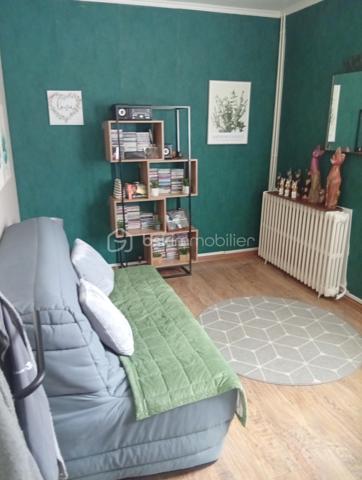 Installez-vous sans attendre dans cette maison de plain-pied entièrement rénovée et soigneusement entretenue, aucun travail n'est à prévoir ! Conçue pour offrir un confort de vie idéal au quotidien, elle dispose de beaux volumes et de 4 chambres.

L'espace de vie :
Une entrée menant à un séjour baigné de lumière grâce à sa grande baie vitrée.
Une belle cuisine ouverte entièrement équipée.

Les espaces nuit et annexes :
Côté gauche : Un couloir dessert 3 belles chambres, une salle d'eau rénovée avec douche, ainsi que des WC séparés.
Côté droit : Une 4ème pièce (utilisée aujourd'hui en salle de jeux) ainsi qu'une grande buanderie très pratique.

Les extérieurs & potentiels :
Profitez pleinement des beaux jours grâce à la terrasse et au jardin arboré. Une dépendance.

Grenier aménageable offrant un beau potentiel d'agrandissement selon vos projets.

Un bien particulièrement économe et performant :
- Isolation thermique par l'extérieur (ITE)
- Chauffage par pompe à chaleur
-  Panneaux solaires
- Fenêtres double vitrage & volets roulants électriques

Maison extrêmement économe en énergie et habitable immédiatement.