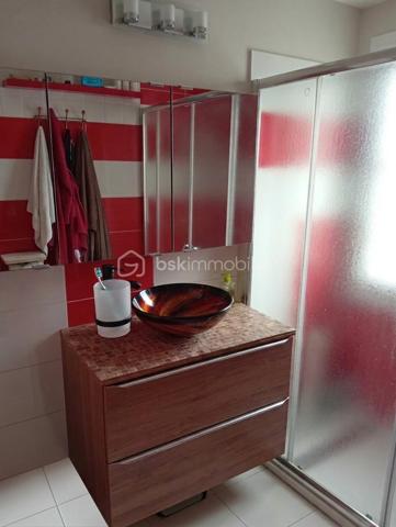 Installez-vous sans attendre dans cette maison de plain-pied entièrement rénovée et soigneusement entretenue, aucun travail n'est à prévoir ! Conçue pour offrir un confort de vie idéal au quotidien, elle dispose de beaux volumes et de 4 chambres.

L'espace de vie :
Une entrée menant à un séjour baigné de lumière grâce à sa grande baie vitrée.
Une belle cuisine ouverte entièrement équipée.

Les espaces nuit et annexes :
Côté gauche : Un couloir dessert 3 belles chambres, une salle d'eau rénovée avec douche, ainsi que des WC séparés.
Côté droit : Une 4ème pièce (utilisée aujourd'hui en salle de jeux) ainsi qu'une grande buanderie très pratique.

Les extérieurs & potentiels :
Profitez pleinement des beaux jours grâce à la terrasse et au jardin arboré. Une dépendance.

Grenier aménageable offrant un beau potentiel d'agrandissement selon vos projets.

Un bien particulièrement économe et performant :
- Isolation thermique par l'extérieur (ITE)
- Chauffage par pompe à chaleur
-  Panneaux solaires
- Fenêtres double vitrage & volets roulants électriques

Maison extrêmement économe en énergie et habitable immédiatement.