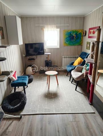 Installez-vous sans attendre dans cette maison de plain-pied entièrement rénovée et soigneusement entretenue, aucun travail n'est à prévoir ! Conçue pour offrir un confort de vie idéal au quotidien, elle dispose de beaux volumes et de 4 chambres.

L'espace de vie :
Une entrée menant à un séjour baigné de lumière grâce à sa grande baie vitrée.
Une belle cuisine ouverte entièrement équipée.

Les espaces nuit et annexes :
Côté gauche : Un couloir dessert 3 belles chambres, une salle d'eau rénovée avec douche, ainsi que des WC séparés.
Côté droit : Une 4ème pièce (utilisée aujourd'hui en salle de jeux) ainsi qu'une grande buanderie très pratique.

Les extérieurs & potentiels :
Profitez pleinement des beaux jours grâce à la terrasse et au jardin arboré. Une dépendance.

Grenier aménageable offrant un beau potentiel d'agrandissement selon vos projets.

Un bien particulièrement économe et performant :
- Isolation thermique par l'extérieur (ITE)
- Chauffage par pompe à chaleur
-  Panneaux solaires
- Fenêtres double vitrage & volets roulants électriques

Maison extrêmement économe en énergie et habitable immédiatement.