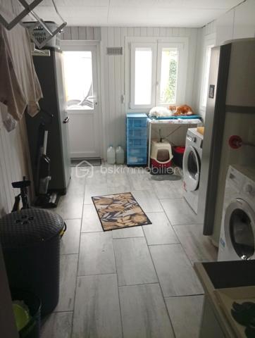 Installez-vous sans attendre dans cette maison de plain-pied entièrement rénovée et soigneusement entretenue, aucun travail n'est à prévoir ! Conçue pour offrir un confort de vie idéal au quotidien, elle dispose de beaux volumes et de 4 chambres.

L'espace de vie :
Une entrée menant à un séjour baigné de lumière grâce à sa grande baie vitrée.
Une belle cuisine ouverte entièrement équipée.

Les espaces nuit et annexes :
Côté gauche : Un couloir dessert 3 belles chambres, une salle d'eau rénovée avec douche, ainsi que des WC séparés.
Côté droit : Une 4ème pièce (utilisée aujourd'hui en salle de jeux) ainsi qu'une grande buanderie très pratique.

Les extérieurs & potentiels :
Profitez pleinement des beaux jours grâce à la terrasse et au jardin arboré. Une dépendance.

Grenier aménageable offrant un beau potentiel d'agrandissement selon vos projets.

Un bien particulièrement économe et performant :
- Isolation thermique par l'extérieur (ITE)
- Chauffage par pompe à chaleur
-  Panneaux solaires
- Fenêtres double vitrage & volets roulants électriques

Maison extrêmement économe en énergie et habitable immédiatement.
