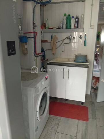 Installez-vous sans attendre dans cette maison de plain-pied entièrement rénovée et soigneusement entretenue, aucun travail n'est à prévoir ! Conçue pour offrir un confort de vie idéal au quotidien, elle dispose de beaux volumes et de 4 chambres.

L'espace de vie :
Une entrée menant à un séjour baigné de lumière grâce à sa grande baie vitrée.
Une belle cuisine ouverte entièrement équipée.

Les espaces nuit et annexes :
Côté gauche : Un couloir dessert 3 belles chambres, une salle d'eau rénovée avec douche, ainsi que des WC séparés.
Côté droit : Une 4ème pièce (utilisée aujourd'hui en salle de jeux) ainsi qu'une grande buanderie très pratique.

Les extérieurs & potentiels :
Profitez pleinement des beaux jours grâce à la terrasse et au jardin arboré. Une dépendance.

Grenier aménageable offrant un beau potentiel d'agrandissement selon vos projets.

Un bien particulièrement économe et performant :
- Isolation thermique par l'extérieur (ITE)
- Chauffage par pompe à chaleur
-  Panneaux solaires
- Fenêtres double vitrage & volets roulants électriques

Maison extrêmement économe en énergie et habitable immédiatement.