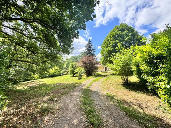 Aux portes de Périgueux, charmante maison avec fort potentiel sur 8 491 m² de terrain divisible