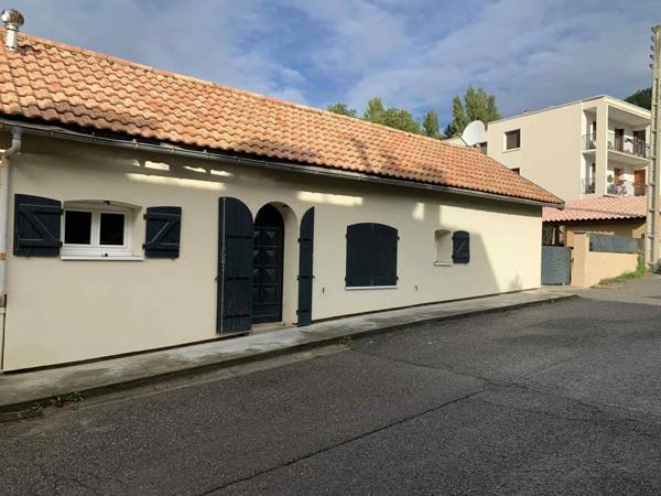 À Vendre Charmante Maison de Ville avec Jardin, Terrasse, Abri et Garage - VEYNES