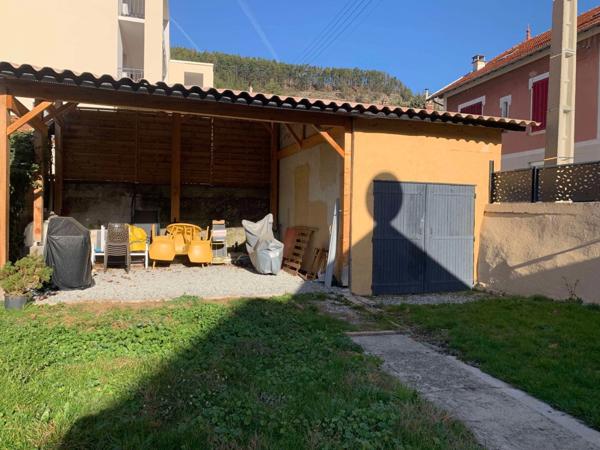 À Vendre Charmante Maison de Ville avec Jardin, Terrasse, Abri et Garage - VEYNES