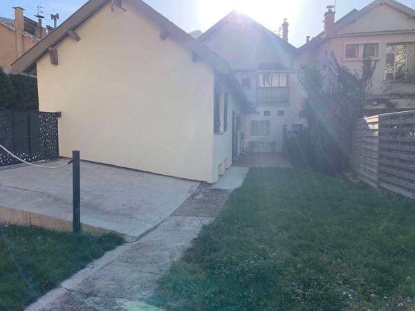 À Vendre Charmante Maison de Ville avec Jardin, Terrasse, Abri et Garage - VEYNES