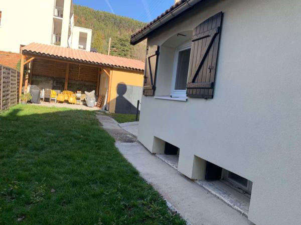 À Vendre Charmante Maison de Ville avec Jardin, Terrasse, Abri et Garage - VEYNES