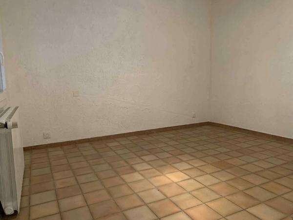 À Vendre Charmante Maison de Ville avec Jardin, Terrasse, Abri et Garage - VEYNES