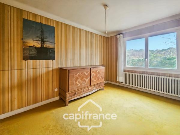 Maison à rénover, 5 chambres, jardin, tout à l'égoût, puit, proche des commodités