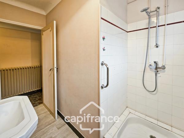 Maison à rénover, 5 chambres, jardin, tout à l'égoût, puit, proche des commodités