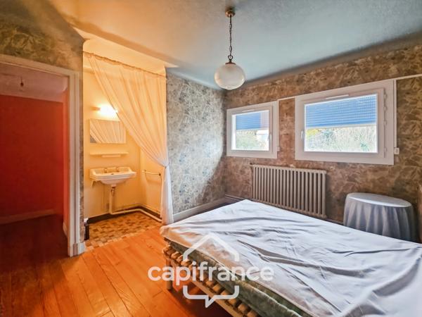 Maison à rénover, 5 chambres, jardin, tout à l'égoût, puit, proche des commodités