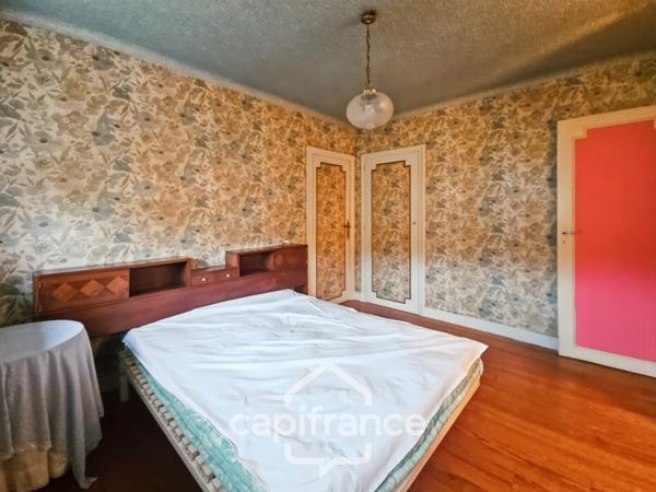 Maison à rénover, 5 chambres, jardin, tout à l'égoût, puit, proche des commodités