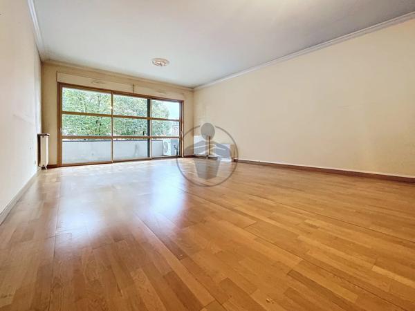 Location                                                      Appartement
                        
                     3 pièces                      109 m2                     à Saint-Quentin