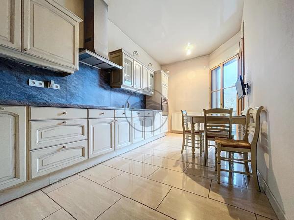 Location                                                      Appartement
                        
                     3 pièces                      109 m2                     à Saint-Quentin