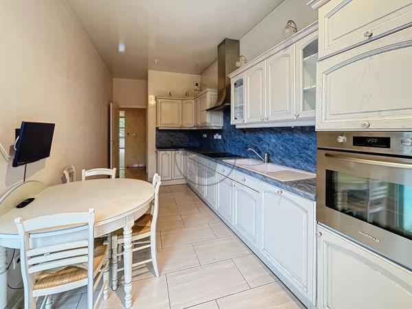 Location                                                      Appartement
                        
                     3 pièces                      109 m2                     à Saint-Quentin