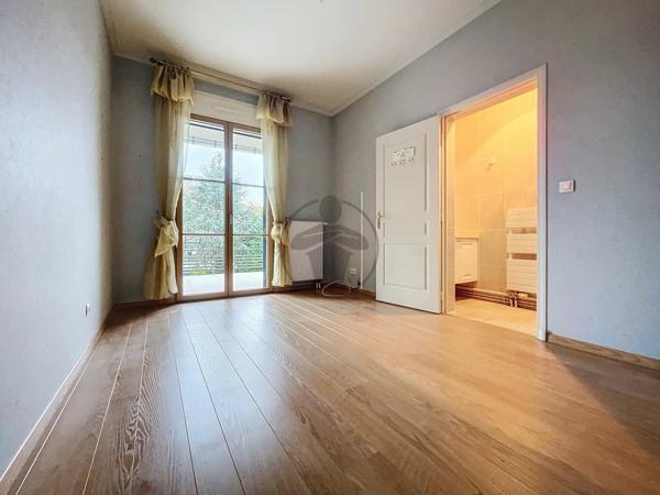 Location                                                      Appartement
                        
                     3 pièces                      109 m2                     à Saint-Quentin