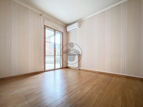 Location                                                      Appartement
                        
                     3 pièces                      109 m2                     à Saint-Quentin