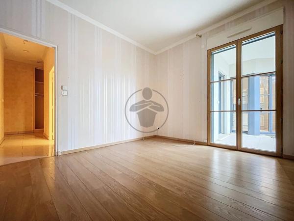 Location                                                      Appartement
                        
                     3 pièces                      109 m2                     à Saint-Quentin