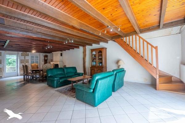 Maison à vendre 190 000 € Saint-Bonnet-sur-Gironde 6 p 160 m² DPE E