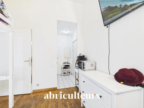STUDIO AVEC PARKING RARE INVESTISSEMENT D’EXCEPTION MARAIS 17 m² EMPLACEMENT PREMIUM