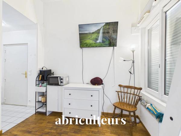 STUDIO AVEC PARKING RARE INVESTISSEMENT D’EXCEPTION MARAIS 17 m² EMPLACEMENT PREMIUM