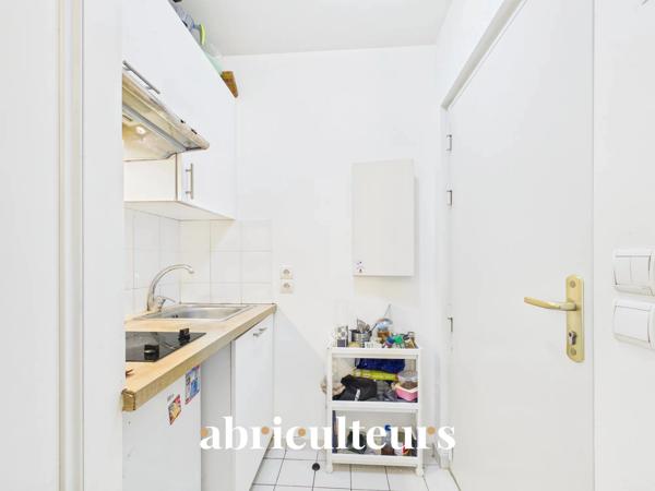 STUDIO AVEC PARKING RARE INVESTISSEMENT D’EXCEPTION MARAIS 17 m² EMPLACEMENT PREMIUM