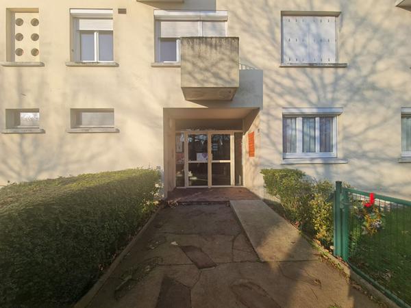 Saint Herblain - Spacieux appartement comprenant salon-séjour evac balcon et deux chambres. Ascenseur, cave et garage