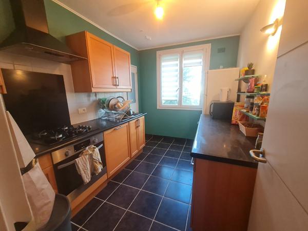 Saint Herblain - Spacieux appartement comprenant salon-séjour evac balcon et deux chambres. Ascenseur, cave et garage