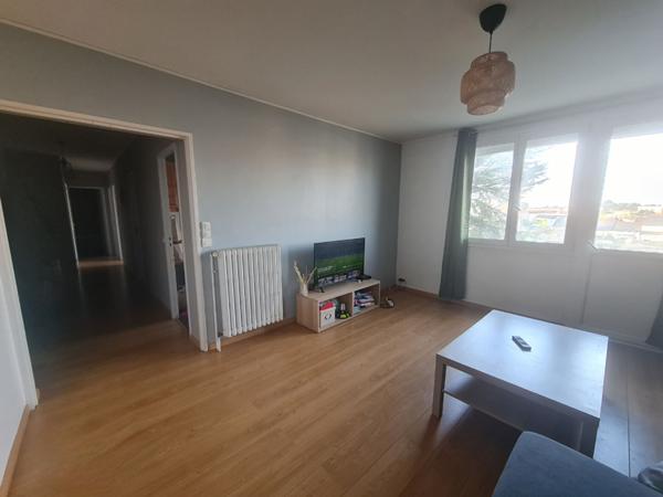 Saint Herblain - Spacieux appartement comprenant salon-séjour evac balcon et deux chambres. Ascenseur, cave et garage