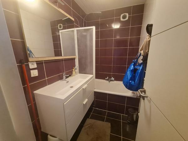 Saint Herblain - Spacieux appartement comprenant salon-séjour evac balcon et deux chambres. Ascenseur, cave et garage