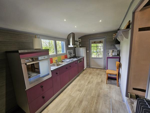 Maison avec grange et terrasse et jardin