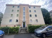 Idéalement situé dans le quartier Saint Martin d'Etampes, à proximité des commodités et à deux pas de la gare Saint Martin RER C.

Je vous invite à découvrir ce bel appartement de 4 pièces, au 3ème étage sans ascenseur.
Il se compose d'une entrée, un séjour, une cuisine aménagée, 3 chambres et une salle d'eau, un WC.
Et une belle cave.

Il est lumineux. Et bien entretenu.
Il y a la fibre.

Dans les charges il y a les poubelles et l'eau froide.

A visiter sans tarder!

Appelez moi 06 23 39 96 34
