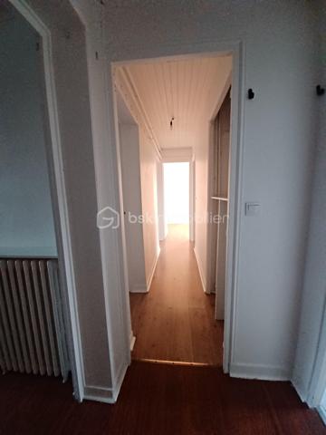 Idéalement situé dans le quartier Saint Martin d'Etampes, à proximité des commodités et à deux pas de la gare Saint Martin RER C.

Je vous invite à découvrir ce bel appartement de 4 pièces, au 3ème étage sans ascenseur.
Il se compose d'une entrée, un séjour, une cuisine aménagée, 3 chambres et une salle d'eau, un WC.
Et une belle cave.

Il est lumineux. Et bien entretenu.
Il y a la fibre.

Dans les charges il y a les poubelles et l'eau froide.

A visiter sans tarder!

Appelez moi 06 23 39 96 34