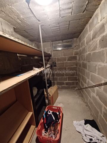 Idéalement situé dans le quartier Saint Martin d'Etampes, à proximité des commodités et à deux pas de la gare Saint Martin RER C.

Je vous invite à découvrir ce bel appartement de 4 pièces, au 3ème étage sans ascenseur.
Il se compose d'une entrée, un séjour, une cuisine aménagée, 3 chambres et une salle d'eau, un WC.
Et une belle cave.

Il est lumineux. Et bien entretenu.
Il y a la fibre.

Dans les charges il y a les poubelles et l'eau froide.

A visiter sans tarder!

Appelez moi 06 23 39 96 34