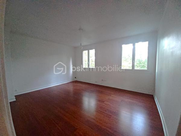 Idéalement situé dans le quartier Saint Martin d'Etampes, à proximité des commodités et à deux pas de la gare Saint Martin RER C.

Je vous invite à découvrir ce bel appartement de 4 pièces, au 3ème étage sans ascenseur.
Il se compose d'une entrée, un séjour, une cuisine aménagée, 3 chambres et une salle d'eau, un WC.
Et une belle cave.

Il est lumineux. Et bien entretenu.
Il y a la fibre.

Dans les charges il y a les poubelles et l'eau froide.

A visiter sans tarder!

Appelez moi 06 23 39 96 34