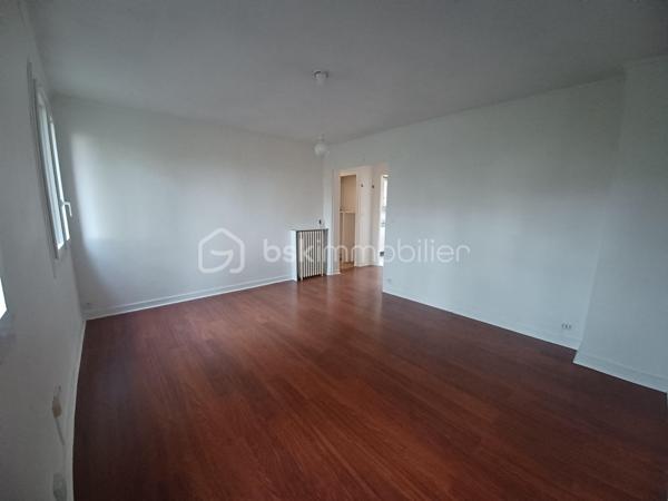 Idéalement situé dans le quartier Saint Martin d'Etampes, à proximité des commodités et à deux pas de la gare Saint Martin RER C.

Je vous invite à découvrir ce bel appartement de 4 pièces, au 3ème étage sans ascenseur.
Il se compose d'une entrée, un séjour, une cuisine aménagée, 3 chambres et une salle d'eau, un WC.
Et une belle cave.

Il est lumineux. Et bien entretenu.
Il y a la fibre.

Dans les charges il y a les poubelles et l'eau froide.

A visiter sans tarder!

Appelez moi 06 23 39 96 34