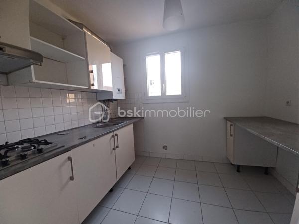 Idéalement situé dans le quartier Saint Martin d'Etampes, à proximité des commodités et à deux pas de la gare Saint Martin RER C.

Je vous invite à découvrir ce bel appartement de 4 pièces, au 3ème étage sans ascenseur.
Il se compose d'une entrée, un séjour, une cuisine aménagée, 3 chambres et une salle d'eau, un WC.
Et une belle cave.

Il est lumineux. Et bien entretenu.
Il y a la fibre.

Dans les charges il y a les poubelles et l'eau froide.

A visiter sans tarder!

Appelez moi 06 23 39 96 34