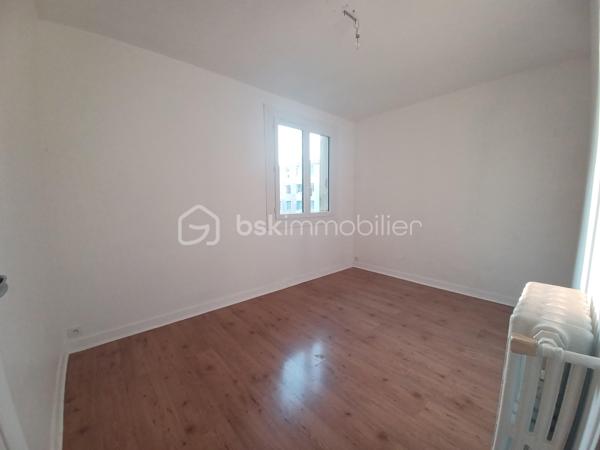 Idéalement situé dans le quartier Saint Martin d'Etampes, à proximité des commodités et à deux pas de la gare Saint Martin RER C.

Je vous invite à découvrir ce bel appartement de 4 pièces, au 3ème étage sans ascenseur.
Il se compose d'une entrée, un séjour, une cuisine aménagée, 3 chambres et une salle d'eau, un WC.
Et une belle cave.

Il est lumineux. Et bien entretenu.
Il y a la fibre.

Dans les charges il y a les poubelles et l'eau froide.

A visiter sans tarder!

Appelez moi 06 23 39 96 34